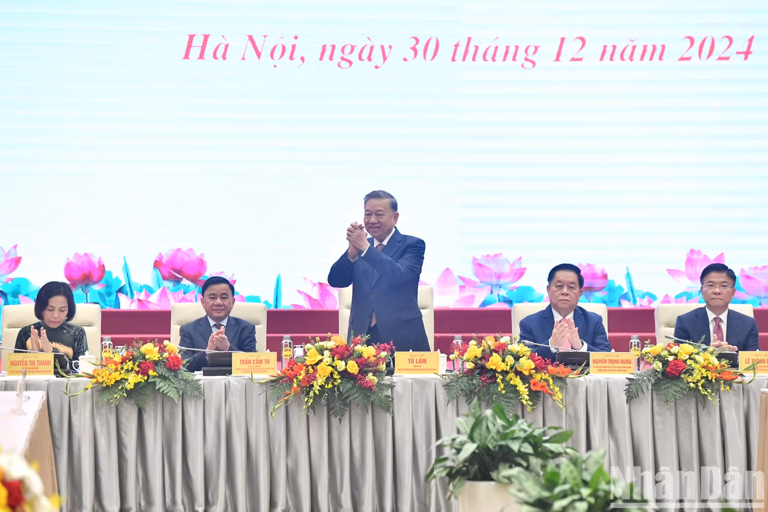 越共中央总书记苏林，党和国家领导在河内与全国文学艺术工作者代表会面。