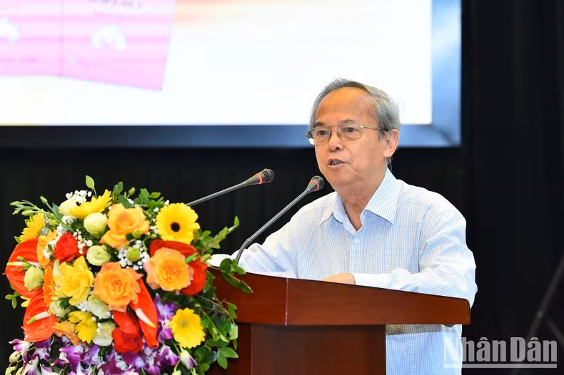 中央文学艺术理论批评委员会前副主席丁春勇教授、博士在仪式上发表讲话。 中央文学艺术理论批评委员会前副主席丁春勇教授、博士在仪式上发表讲话。
