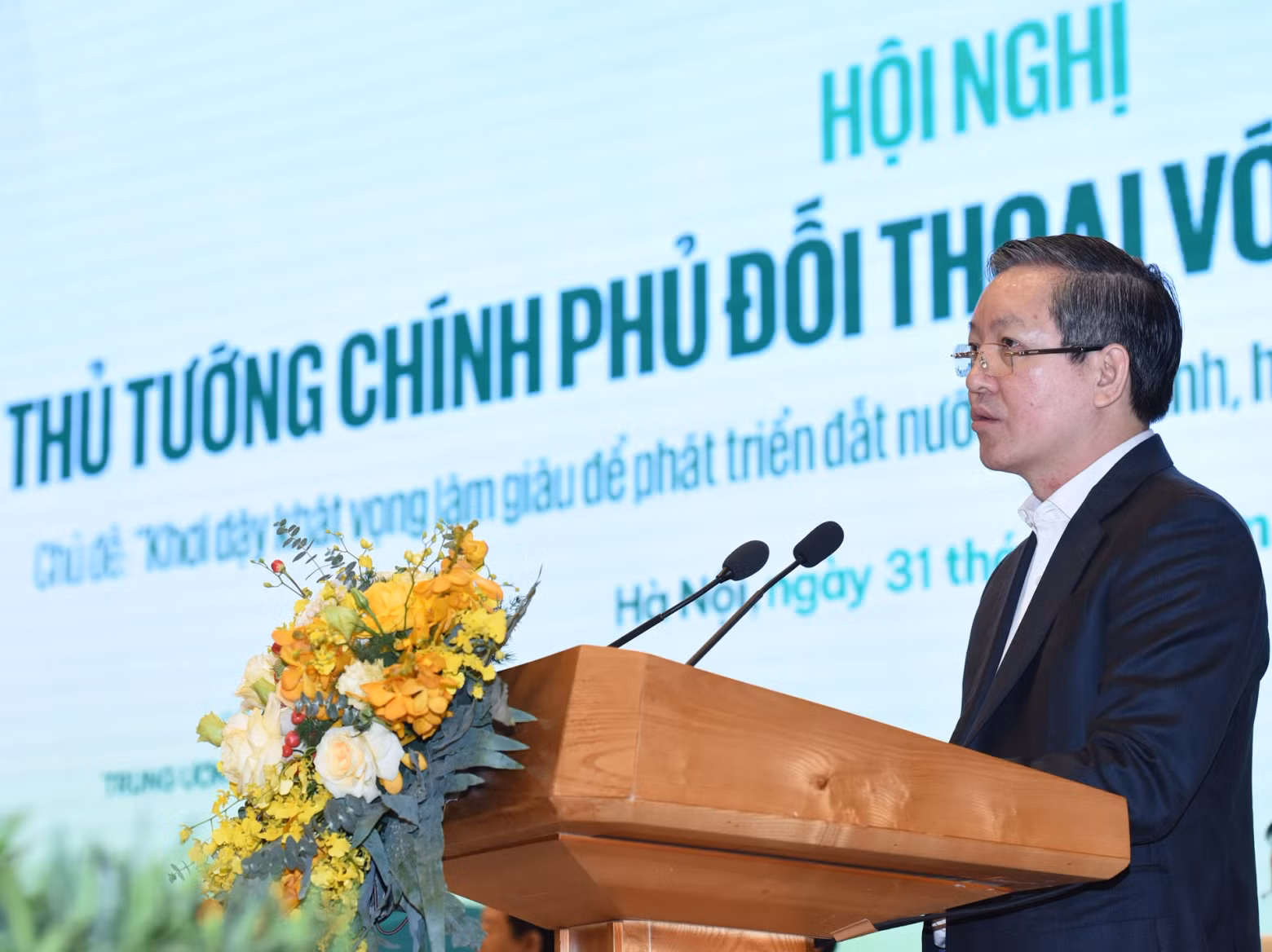 越南农民协会主席梁国段致开幕词。