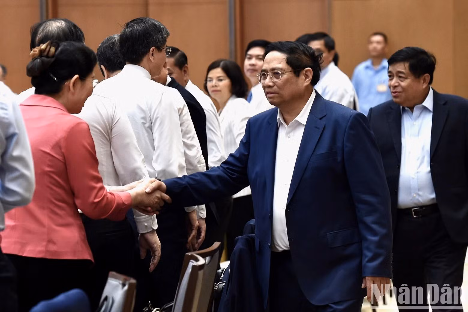 越南政府总理、红河平原地区协调委员会主席范明正和出席红河平原地区协调委员会第三次会议各各位代表。