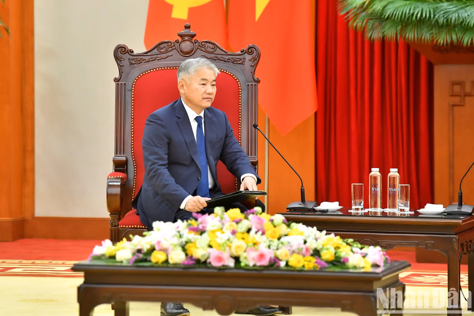 蒙古国食品、农业和轻工业部长、越南与蒙古国政府间联合委员会蒙方主席扎丹巴·恩赫巴亚尔。 蒙古国食品、农业和轻工业部长、越南与蒙古国政府间联合委员会蒙方主席扎丹巴·恩赫巴亚尔。