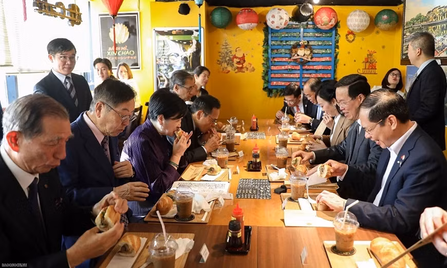 越南国家主席武文赏和夫人同东京都知事小池百合子品尝了由两名越南留学生开设的“面包，你好”餐厅的面包。