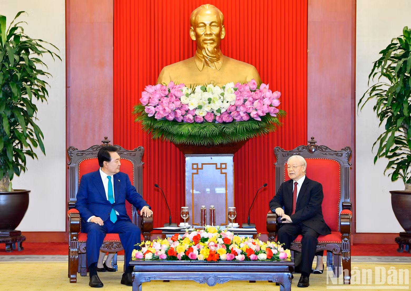 越共中央总书记阮富仲在党中央总部会见韩国总统尹锡悦。