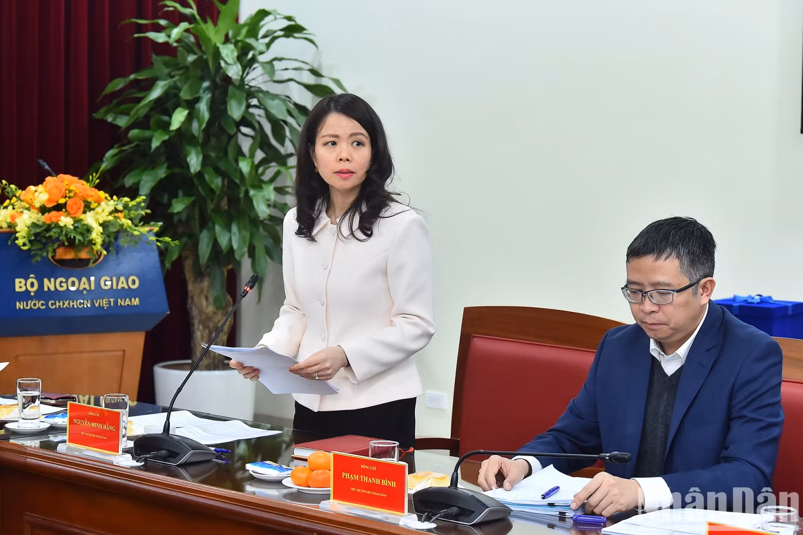 外交部副部长阮明姮在会上作报告。