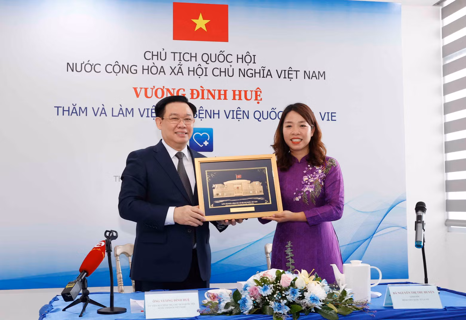 越南国会主席王廷惠向老挝La Vie国际医院工作人员赠送纪念品。 越南国会主席王廷惠向老挝La Vie国际医院工作人员赠送纪念品。