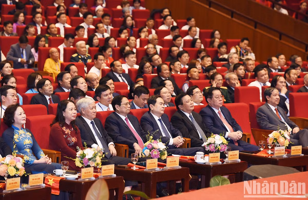 政府总理范明正和党、国家、越南祖国阵线委员会领导一同出席。（陈海 摄）