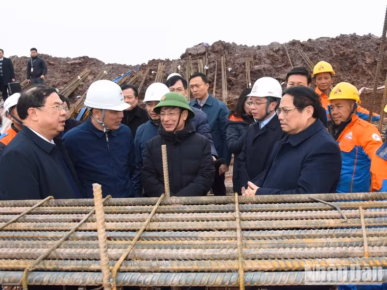 范明正总理走访慰问一号南定-清化500 kV输电线路项目施工工人。