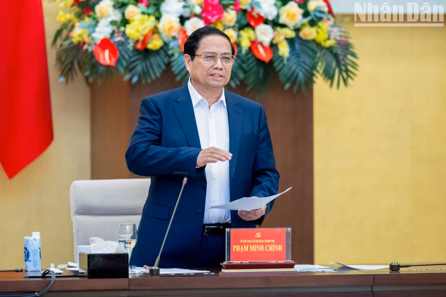 政府总理范明正在会上发表讲话。