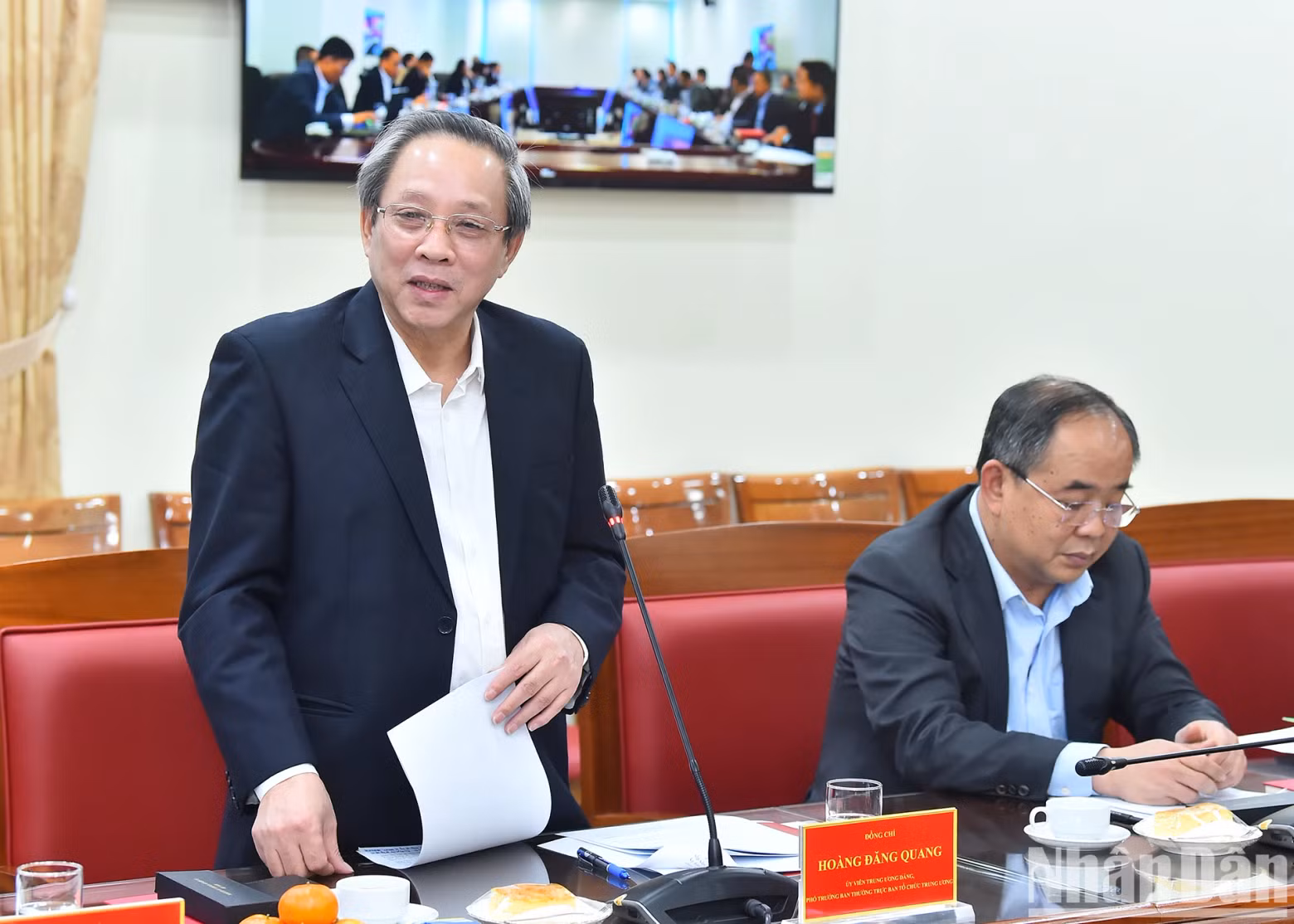 与会代表发表讲话。