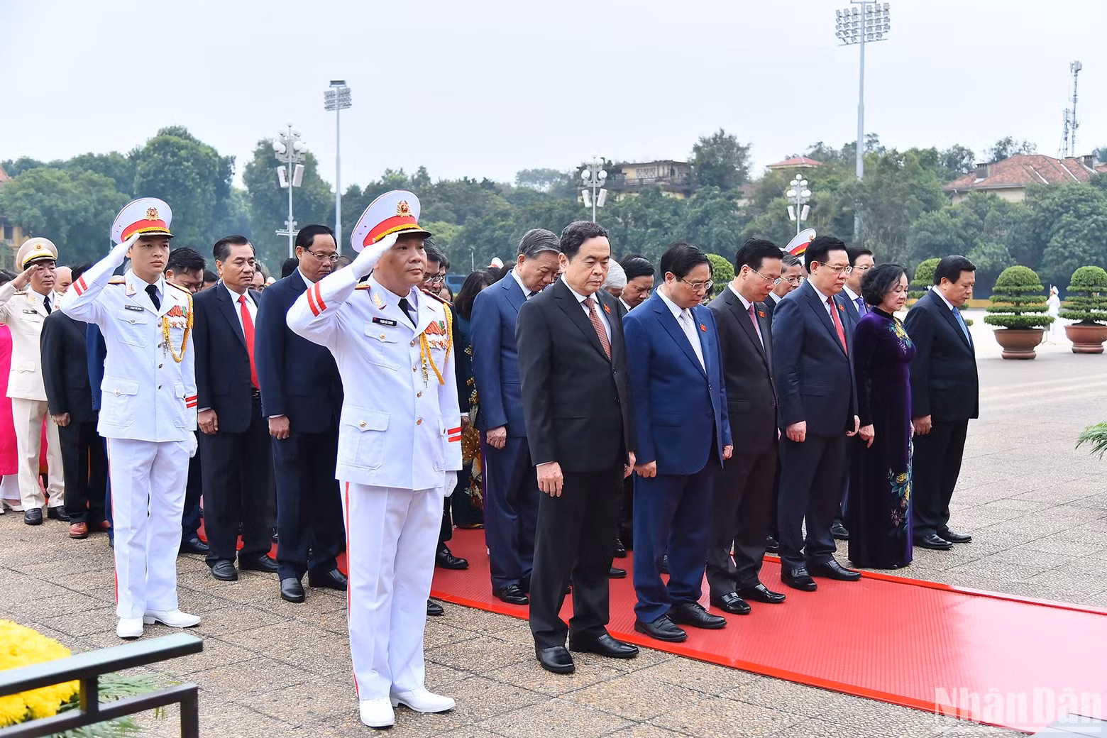 越南国家主席武文赏，政府总理范明正，国会主席王廷惠、党和国家领导人诚挚缅怀胡志明主席。