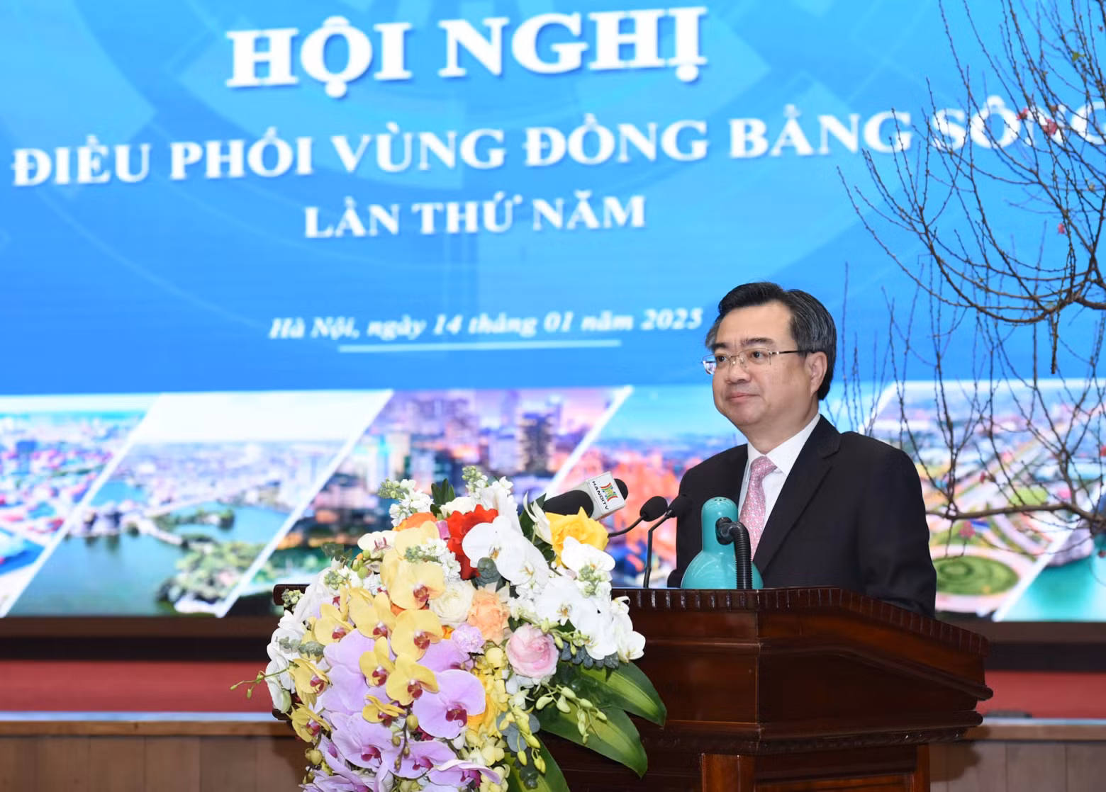 建设部部长阮青毅在会上发表讲话。