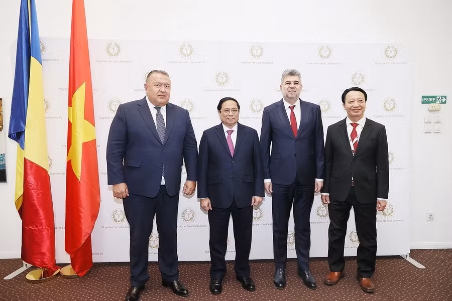越南政府总理范明正与罗马尼亚总理出席越南与罗马尼亚商务论坛。