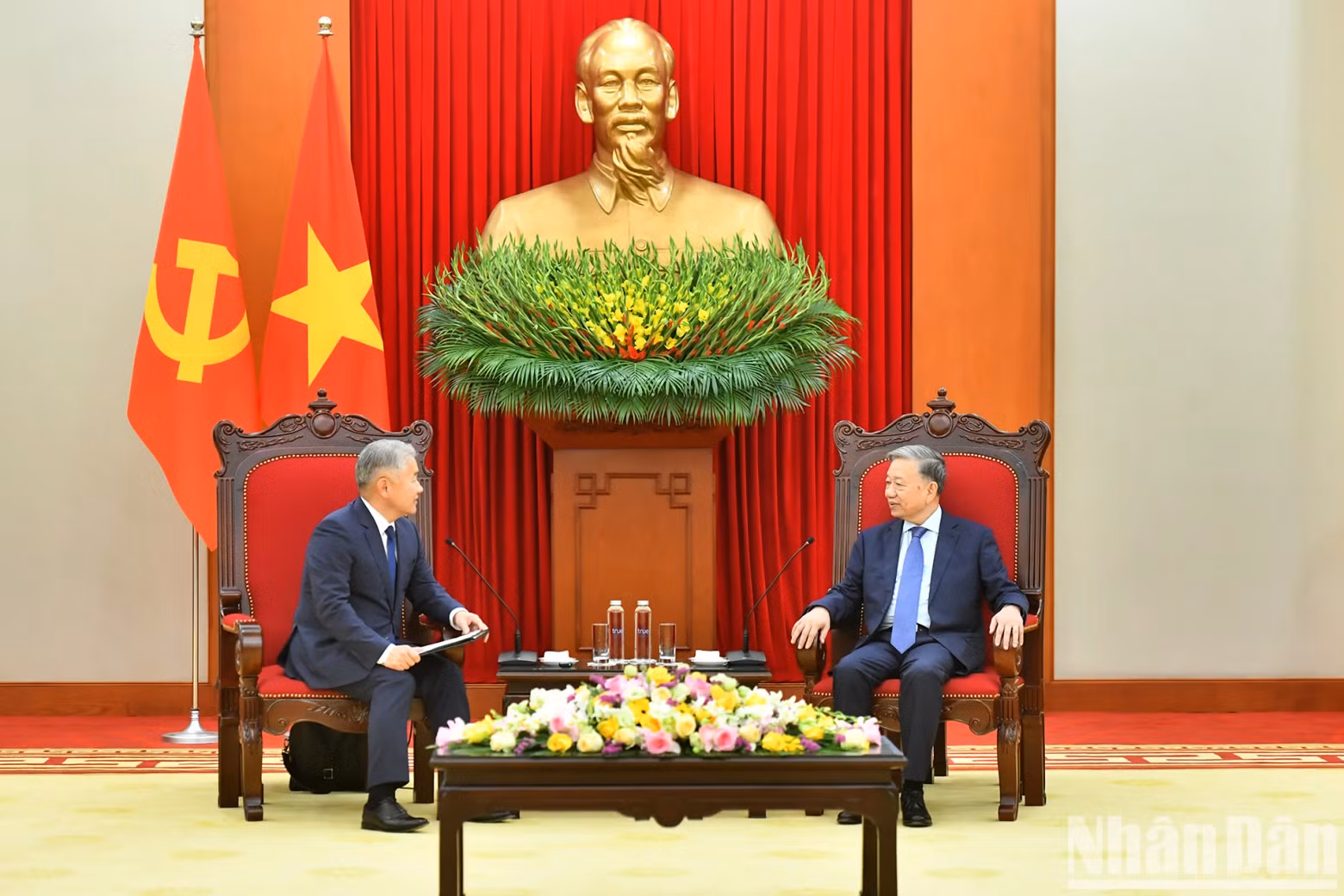 越共中央总书记苏林会见蒙古国食品、农业和轻工业部长、越南与蒙古国政府间联合委员会蒙方主席扎丹巴·恩赫巴亚尔。 越共中央总书记苏林会见蒙古国食品、农业和轻工业部长、越南与蒙古国政府间联合委员会蒙方主席扎丹巴·恩赫巴亚尔。
