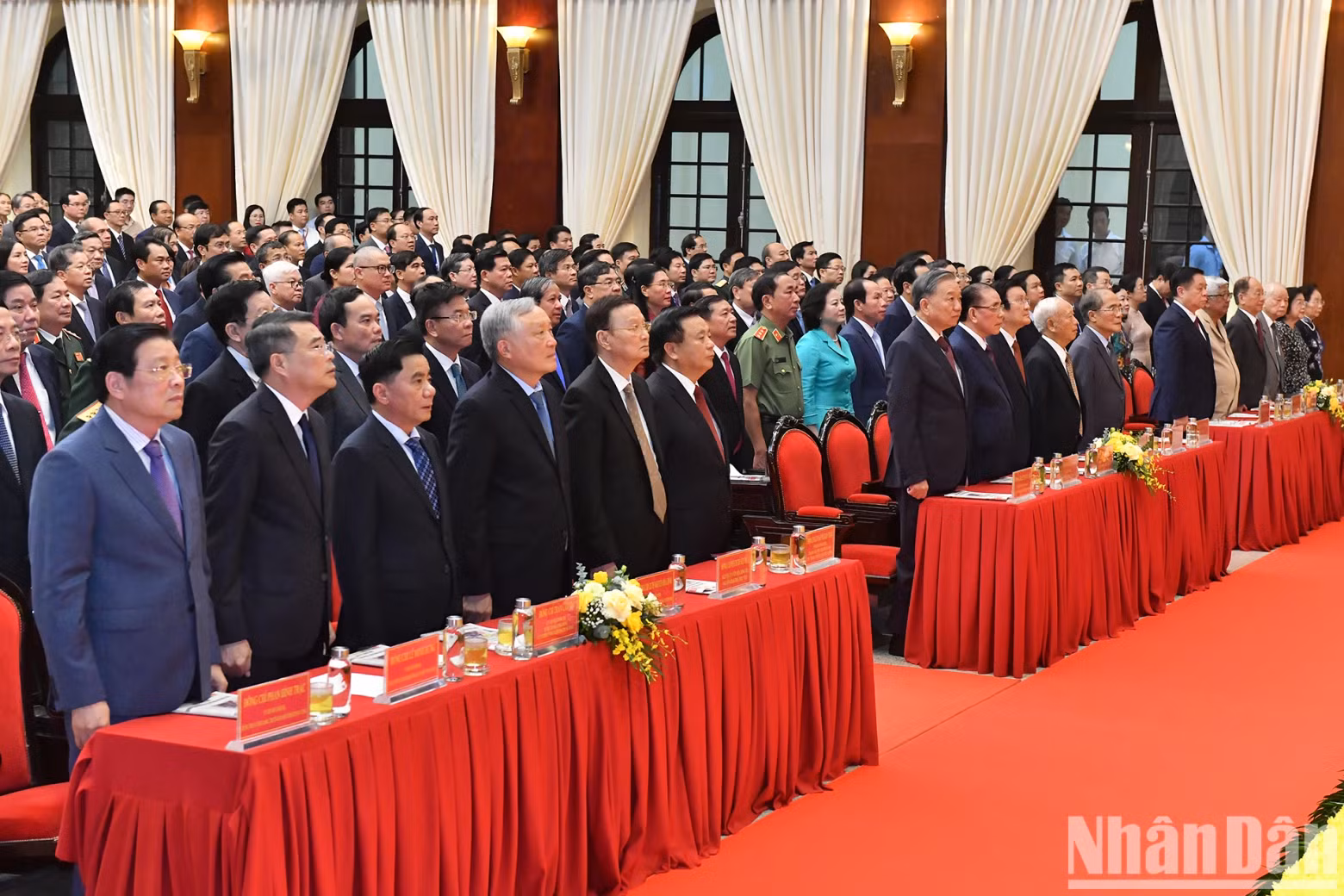 越共中央总书记、国家主席苏林与党和国家领导、前领导向国旗致敬。