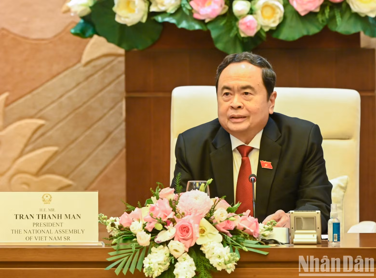 国会主席陈青敏在会上发表讲话。