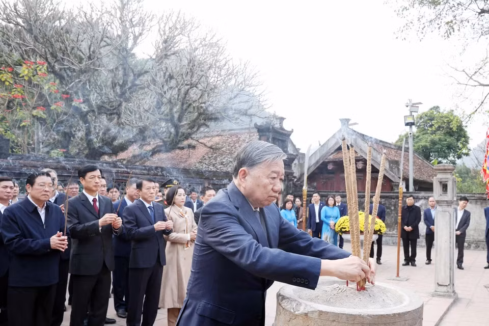 越共中央总书记苏林和中央代表团在丁先皇祠上香。(图片来源:越通社) 越共中央总书记苏林和中央代表团在丁先皇祠上香。(图片来源:越通社)