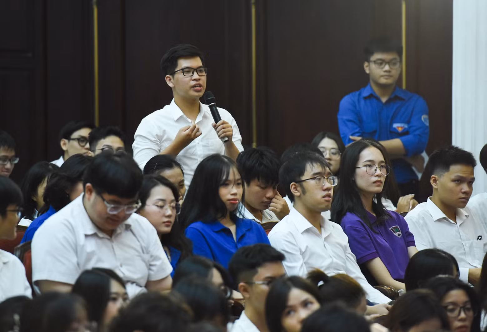 越南大学生代表向世界经济论坛创始人兼执行主席克劳斯·施瓦布教授提问。