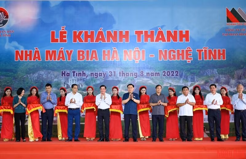 国会主席王廷惠出席河内-义静啤酒厂竣工剪彩仪式。