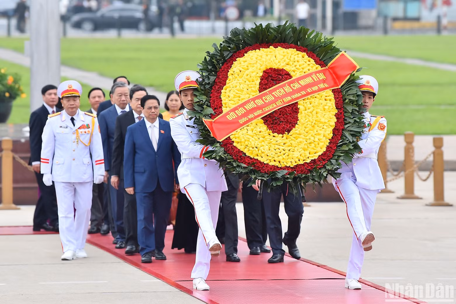 代表团的花圈飘带上写着“永远铭记伟大胡志明主席的功劳”。