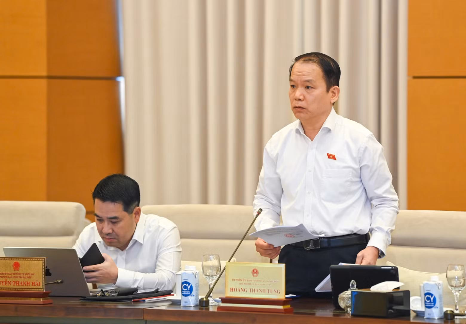 国会法律委员会主任黄青松在会上发表讲话。