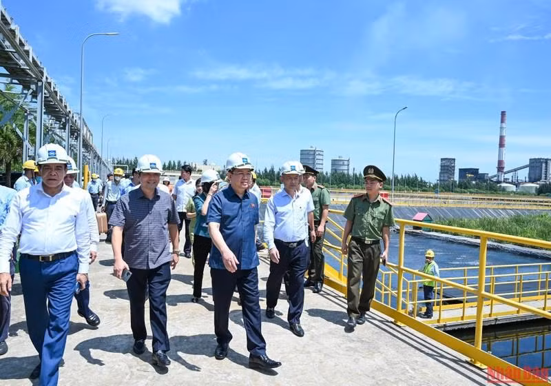 国会主席王廷惠实地考察台塑厂的污水处理系统。