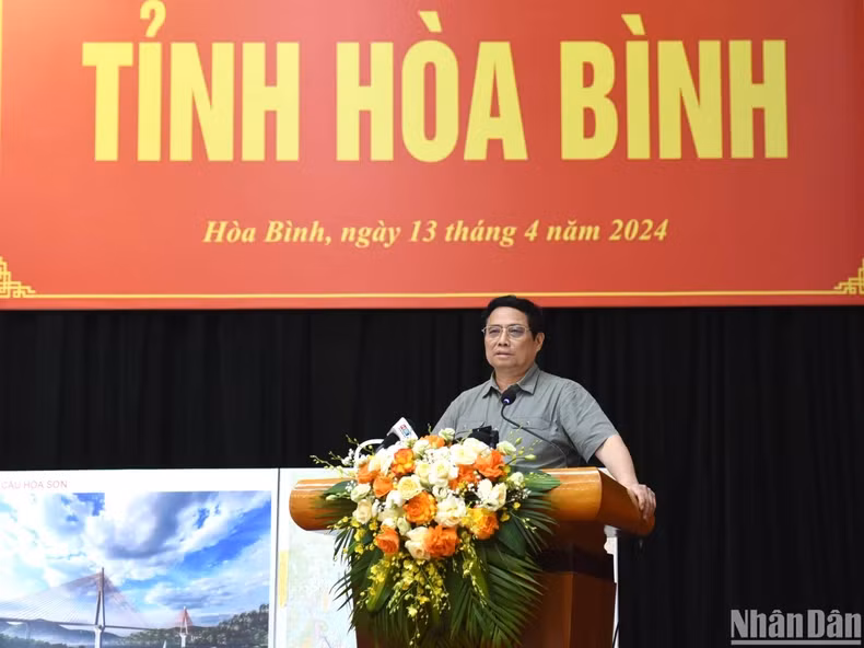 政府总理范明正在与和平省委常委会举行工作会议上发表讲话。