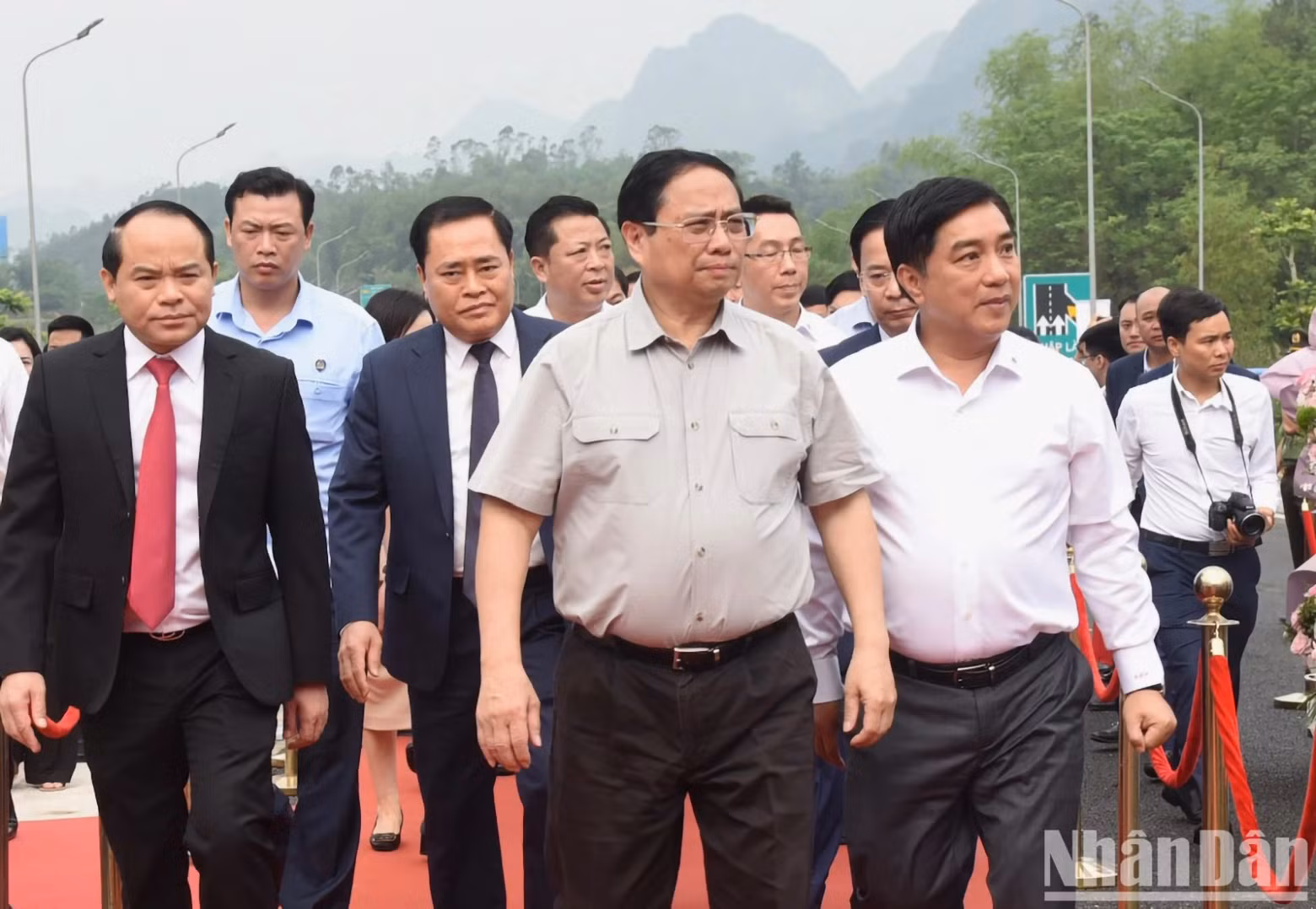 范明正总理和各位代表出席开工仪式。
