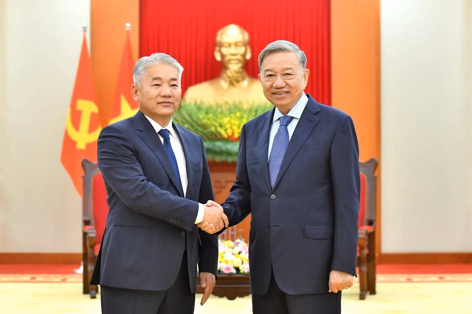 越共中央总书记苏林会见蒙古国食品、农业和轻工业部长、越南与蒙古国政府间联合委员会蒙方主席扎丹巴·恩赫巴亚尔。 越共中央总书记苏林会见蒙古国食品、农业和轻工业部长、越南与蒙古国政府间联合委员会蒙方主席扎丹巴·恩赫巴亚尔。