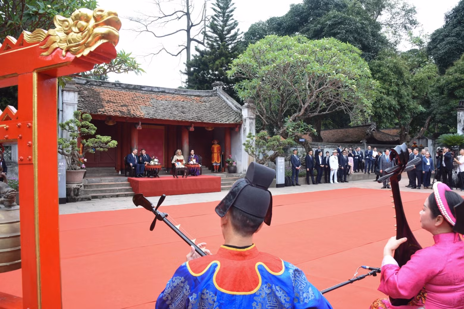 越共中央总书记苏林携夫人吴芳璃和法国总统埃马纽埃尔·马克龙携夫人布丽吉特·马克龙在文庙-国子监观看顺化宫廷雅乐。 越共中央总书记苏林携夫人吴芳璃和法国总统埃马纽埃尔·马克龙携夫人布丽吉特·马克龙在文庙-国子监观看顺化宫廷雅乐。