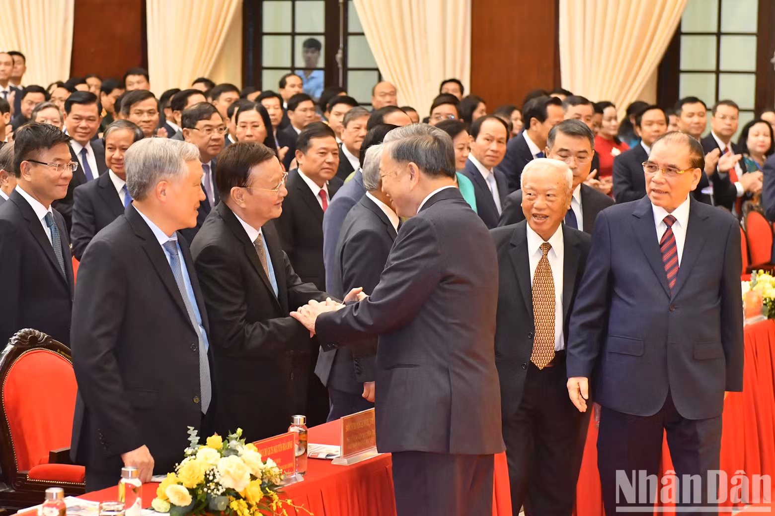 越共中央总书记、国家主席苏林和与会代表。