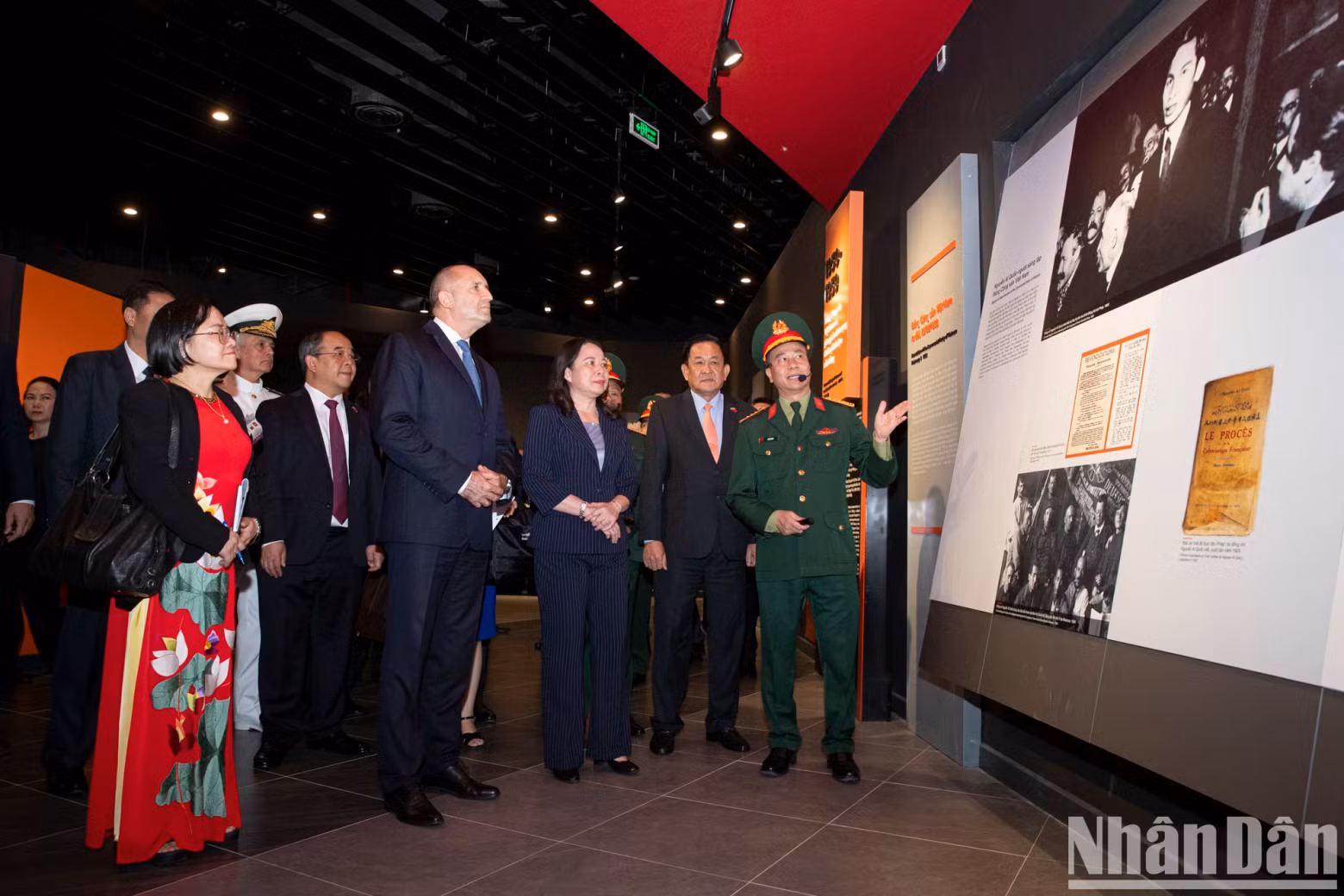 越南国家副主席武氏映春和保加利亚总统鲁门·拉德夫参观越南军事历史博物馆。