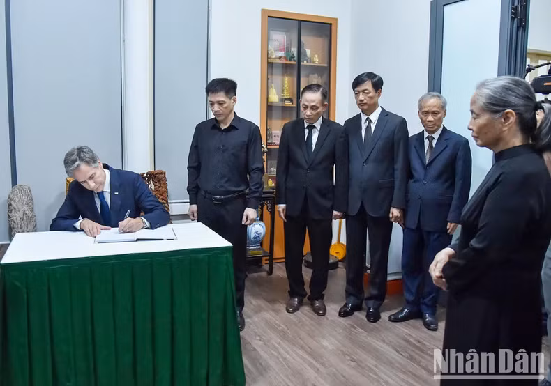 美国国务卿安东尼·布林肯在吊唁簿上留言，向阮富仲总书记家属表示慰问。