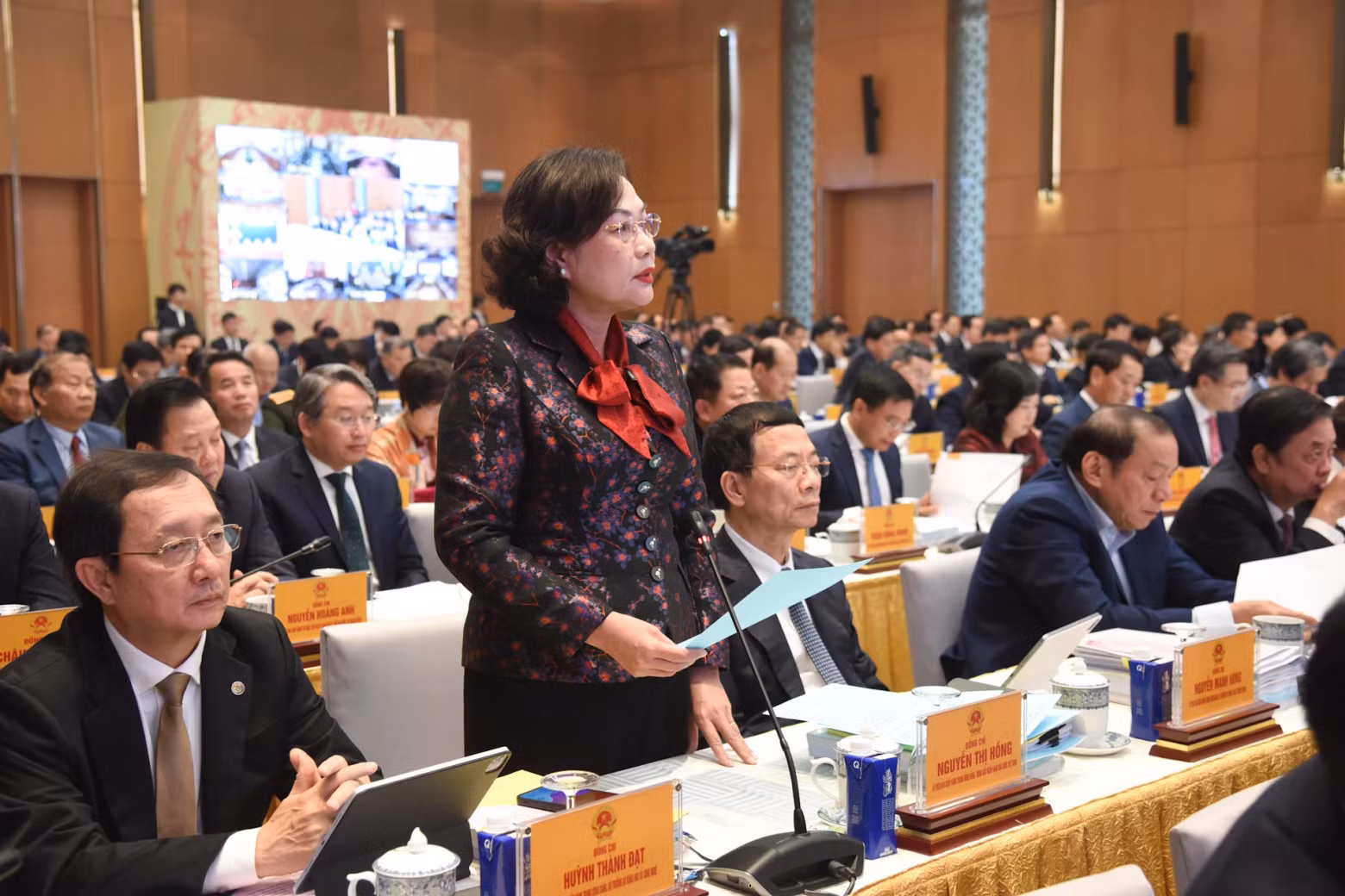 越南国家银行行长阮氏红在会上发表讲话。