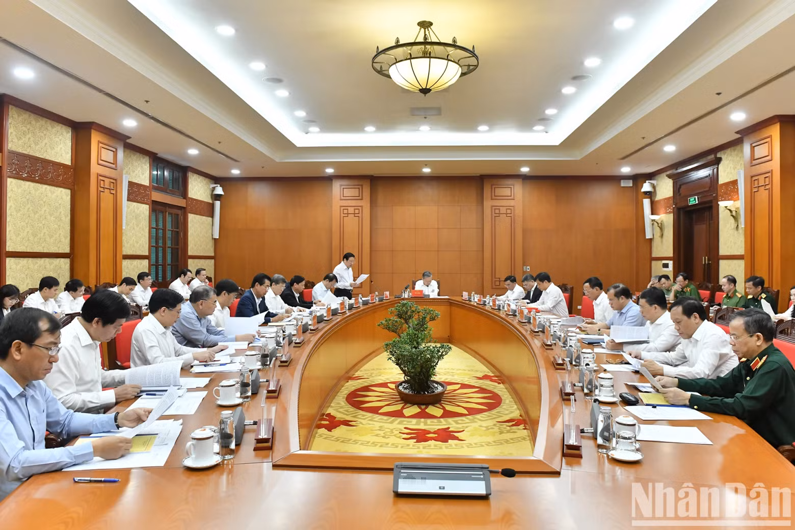 中央反腐败反消极指导委员会常委会会议场景。