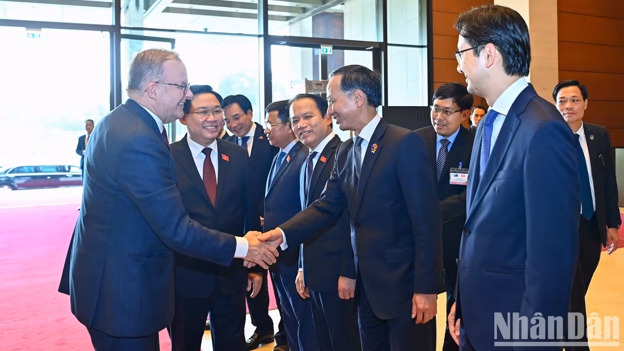 国会主席王廷惠介绍越南国会领导代表。