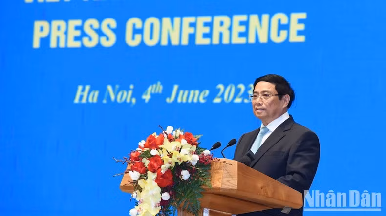 政府总理范明正在记者招待会上发表讲话。
