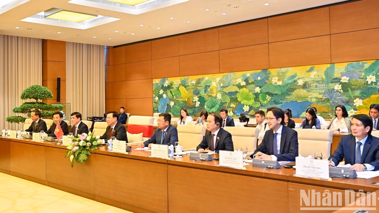 越南国会代表团成员。