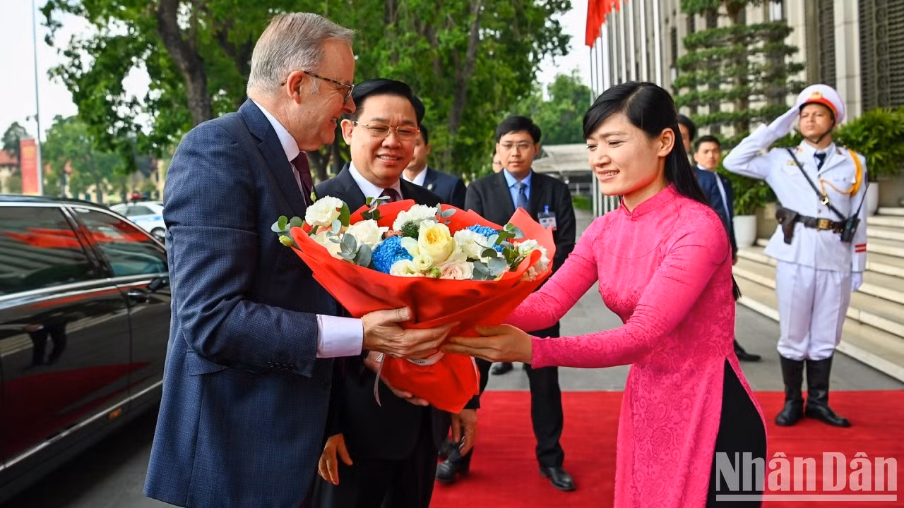 越南国会的员工向澳总理安东尼·阿尔巴尼斯送花。