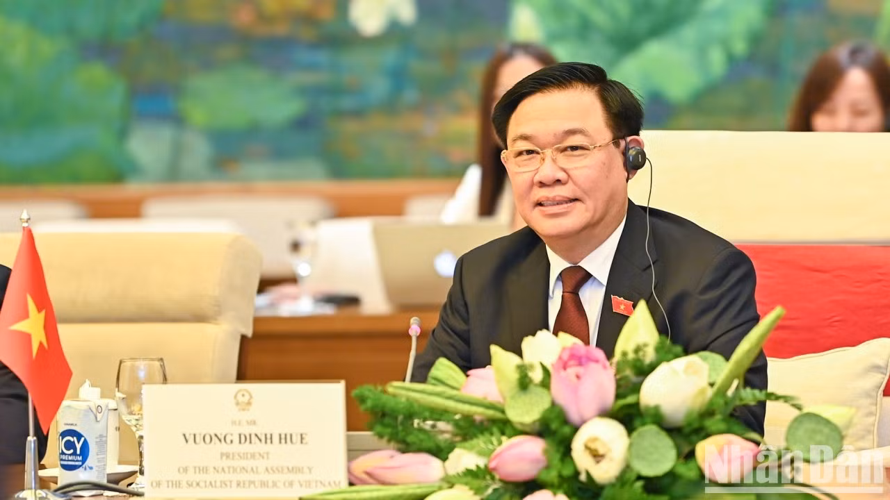 国会主席王廷惠发表讲话。