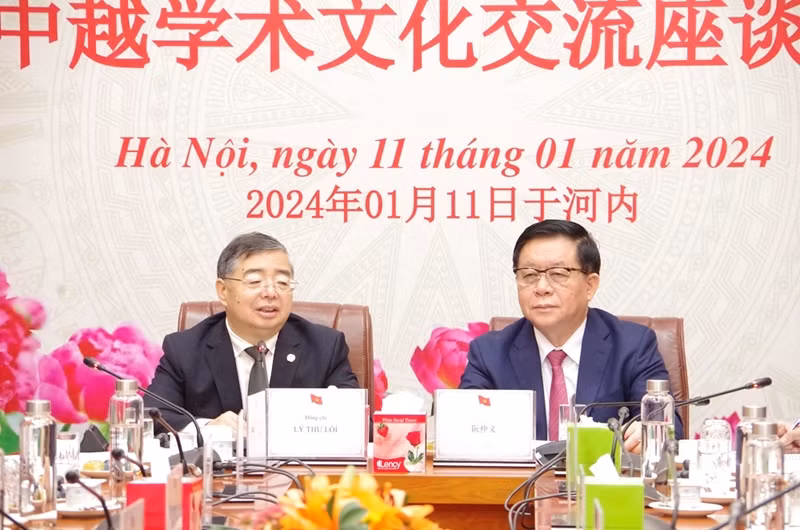 阮重义同志与李书磊同志共同主持座谈会。