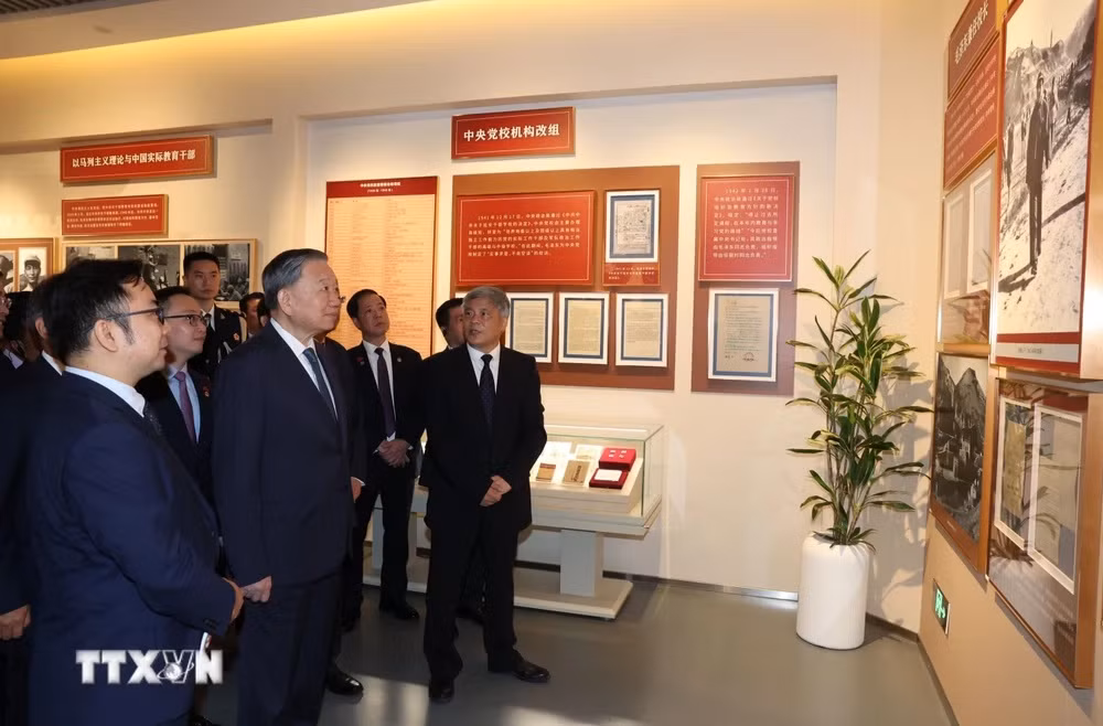 苏林总书记、国家主席一行参观中共中央党校史馆。