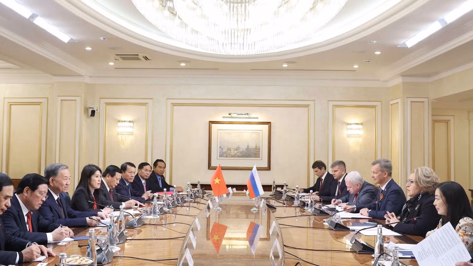 越共中央总书记苏林会见俄罗斯联邦委员会 （ 议会上院） 主席马特维延科。图片来源：越通社