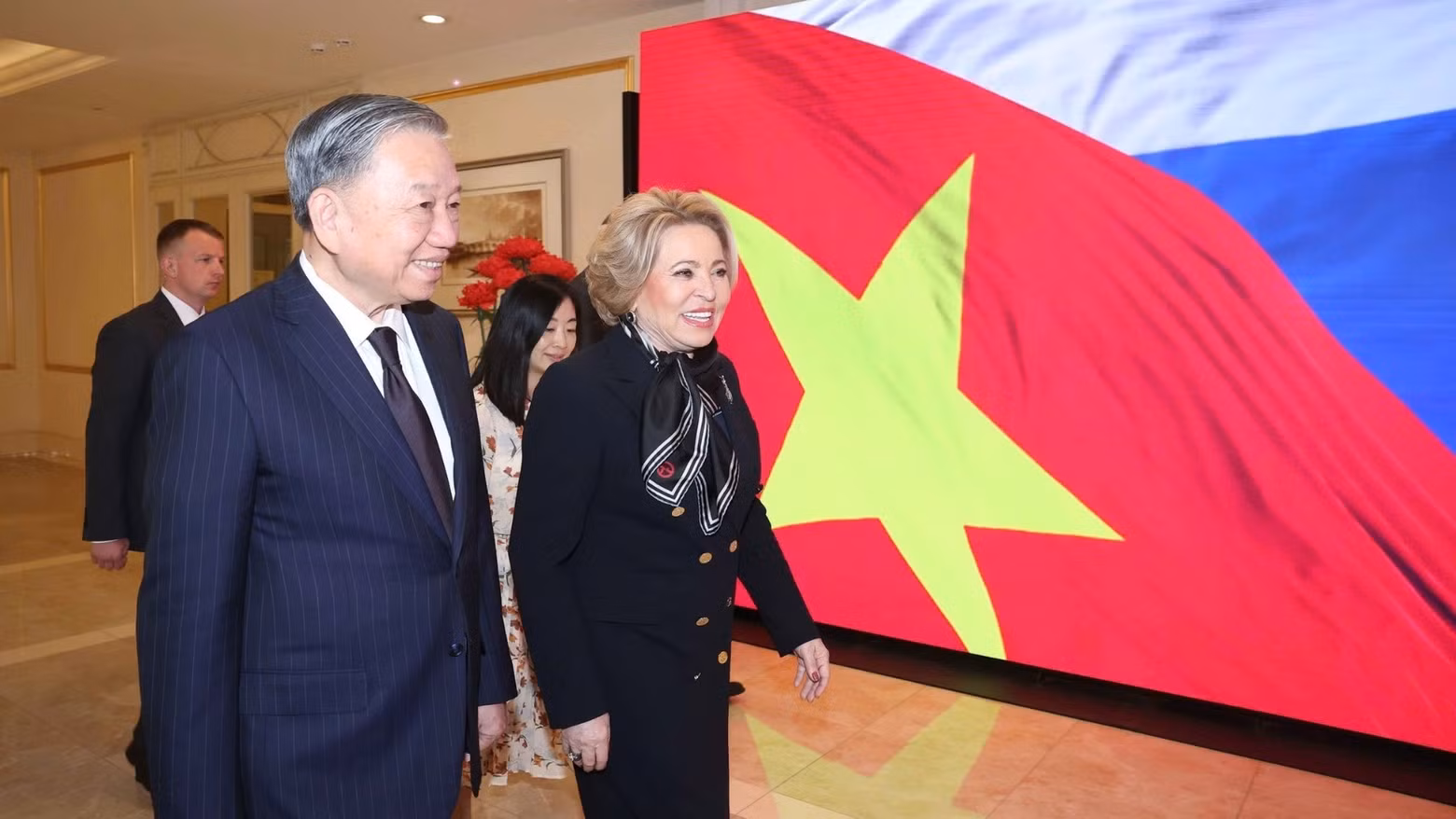 越共中央总书记苏林与俄罗斯联邦委员会 （ 议会上院） 主席马特维延科。图片来源：越通社