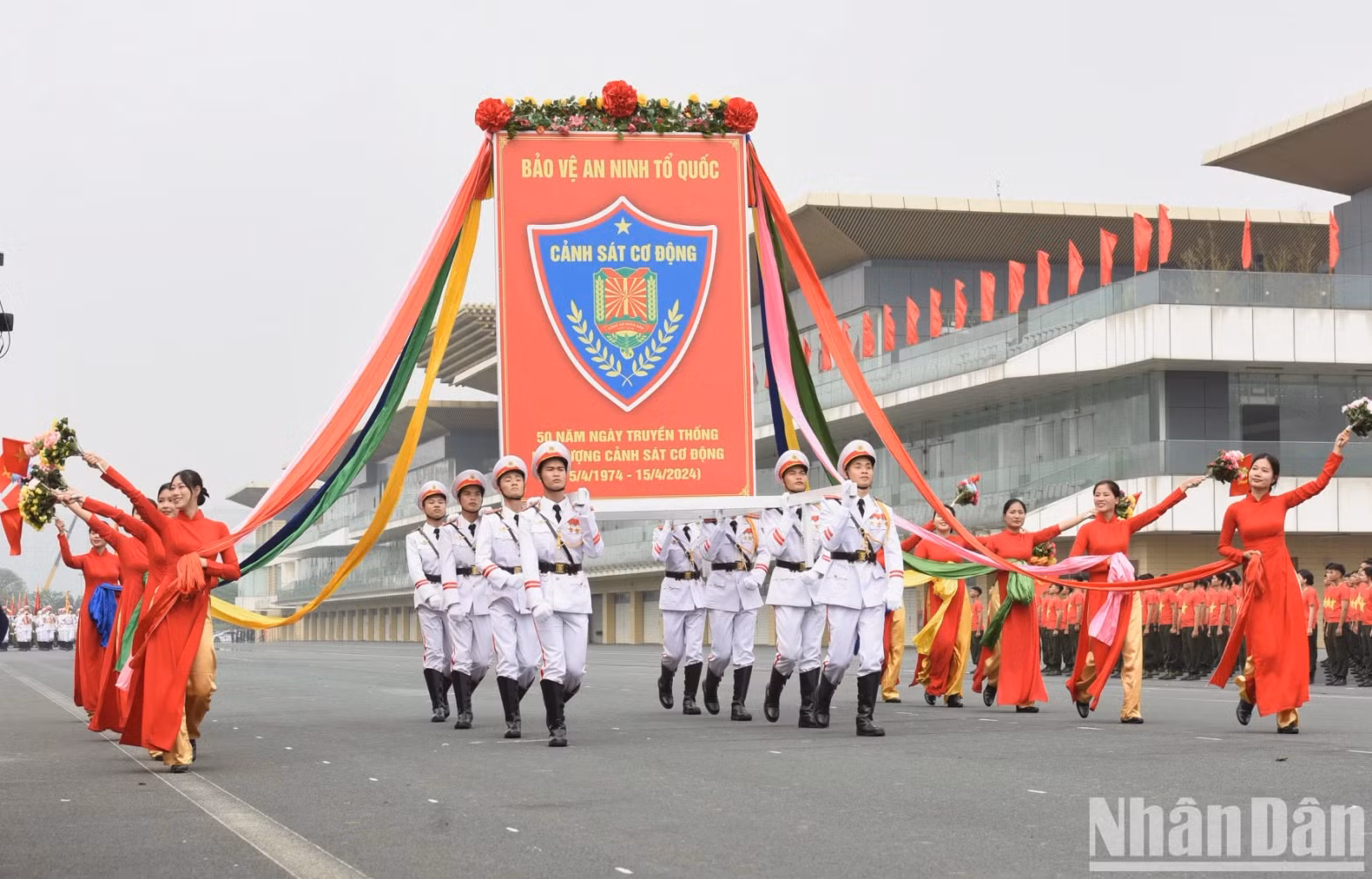 在庆祝活动上，机动警察力量各单位分别举行阅兵、武术表演、防爆演练等。