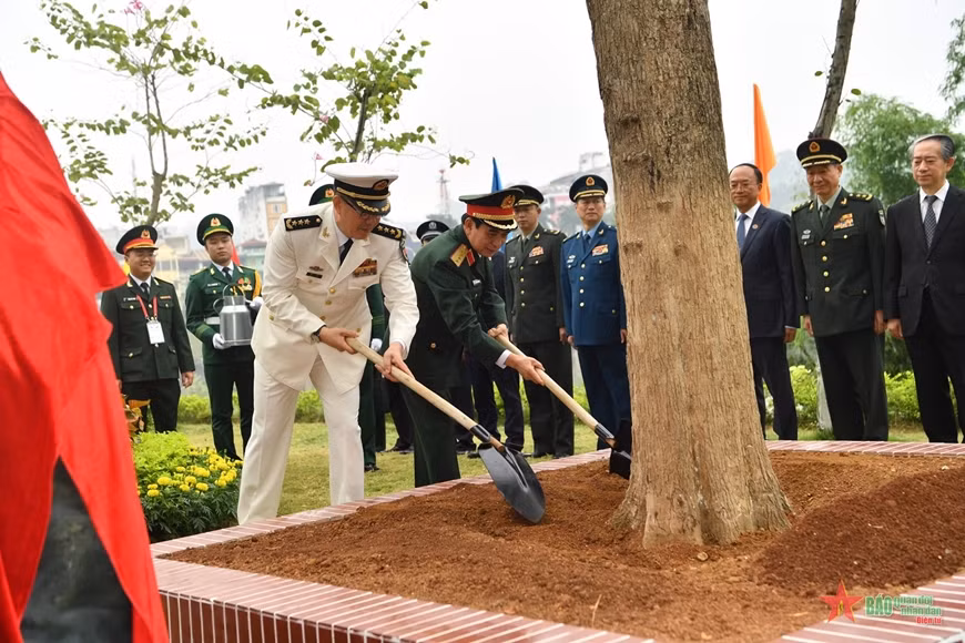 两位领导在老街国际关口地区种植了友谊树。