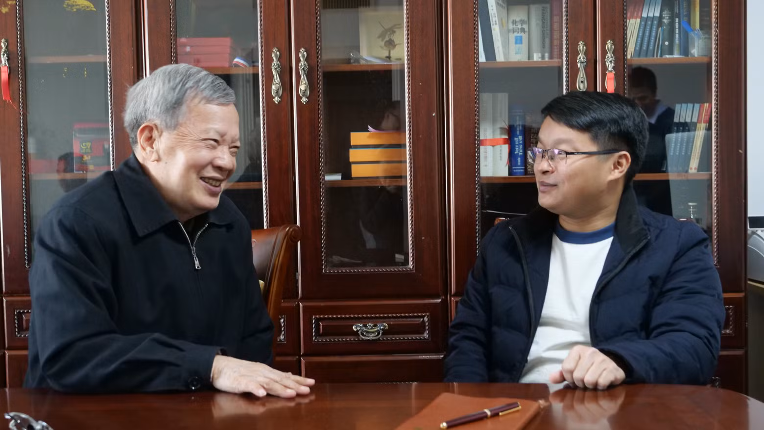 凌德权接受本报驻华记者采访。 凌德权接受本报驻华记者采访。