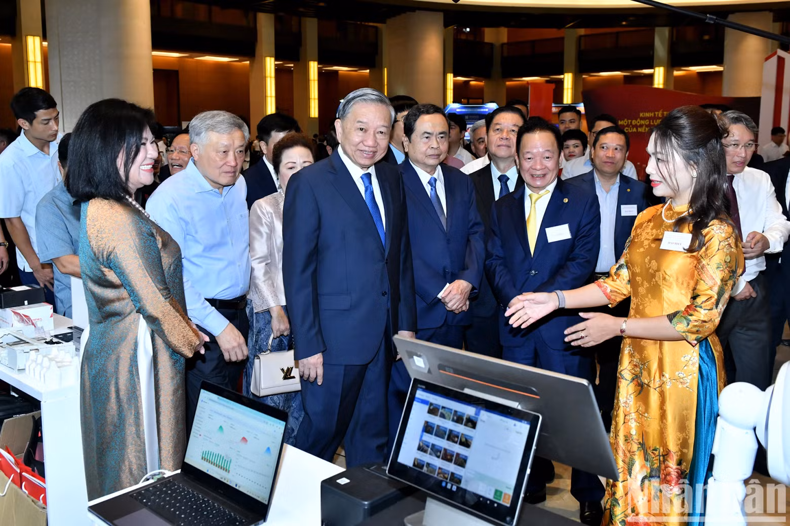 苏林总书记以及党和国家领导人参观“私营经济发展成就展览会暨私营企业产品展”。