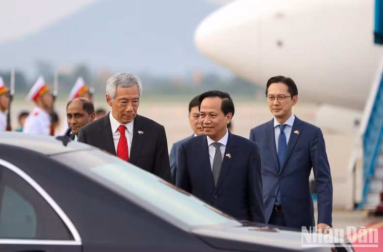 此访也是继越南政府总理范明正于2023年2月访新之后，恰逢两国建立外交关系50周年、建立战略伙伴关系10周年之际进行的。
