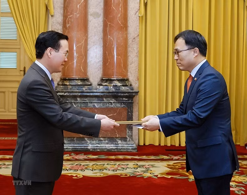 越南国家主席武文赏会见韩国驻越大使崔泳三。