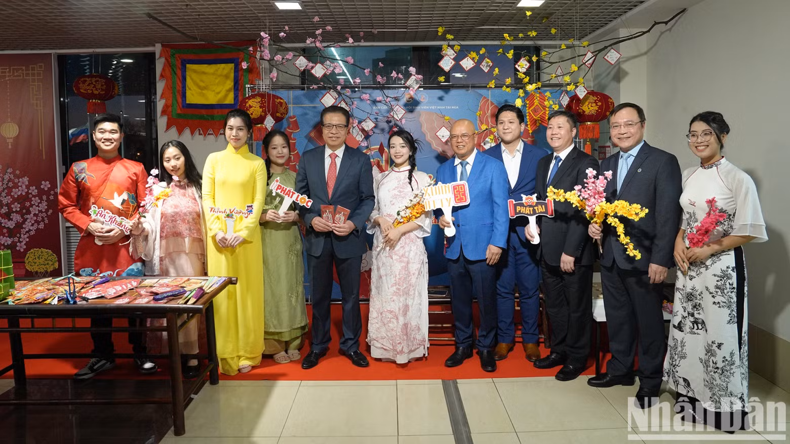 越南驻俄罗斯大使邓明魁和与会代表合影。 越南驻俄罗斯大使邓明魁和与会代表合影。